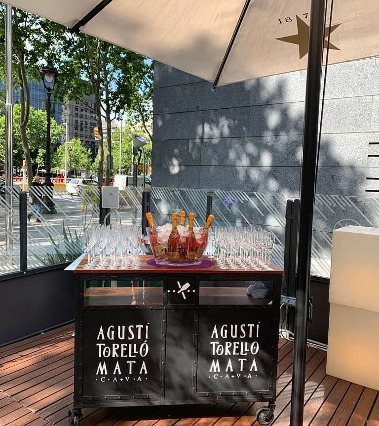 Agusti torello mata cava rose op een bar