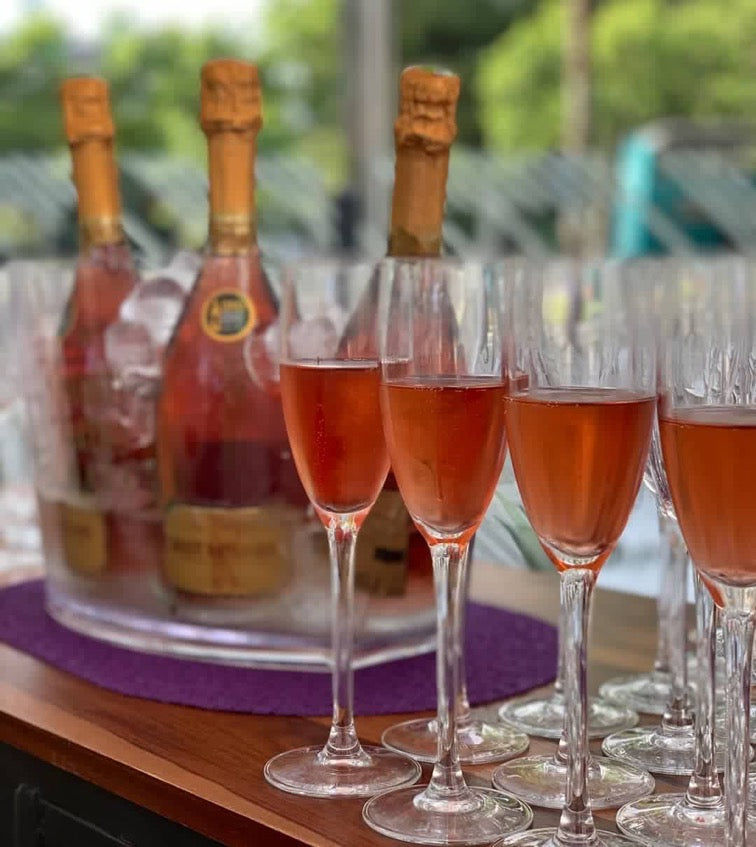 Flessen Cava rose in en bak met ijs met daar voor cava glazen in geschonken met Agusti torello mata rosat 