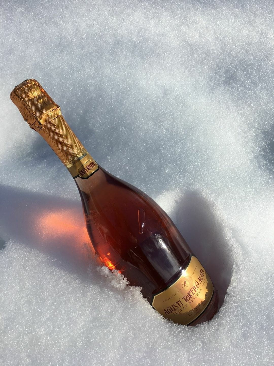 Cava Kripta Rosat Trepat fles met rosé kleur en in de sneeuw