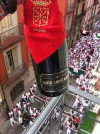 Een fles Cava Kripta Brut Reserva op een balkon bij pamplona